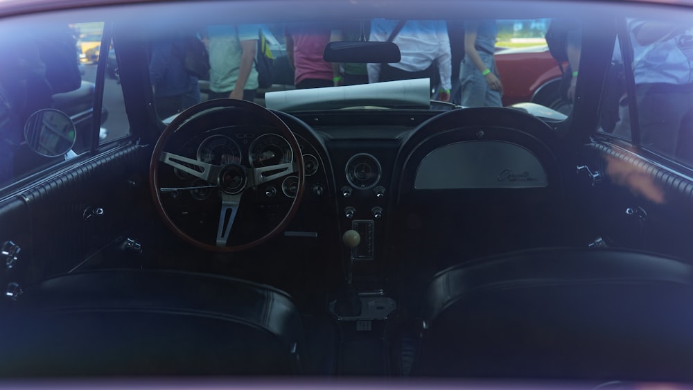 El interior de un coche con un reloj en el salpicadero