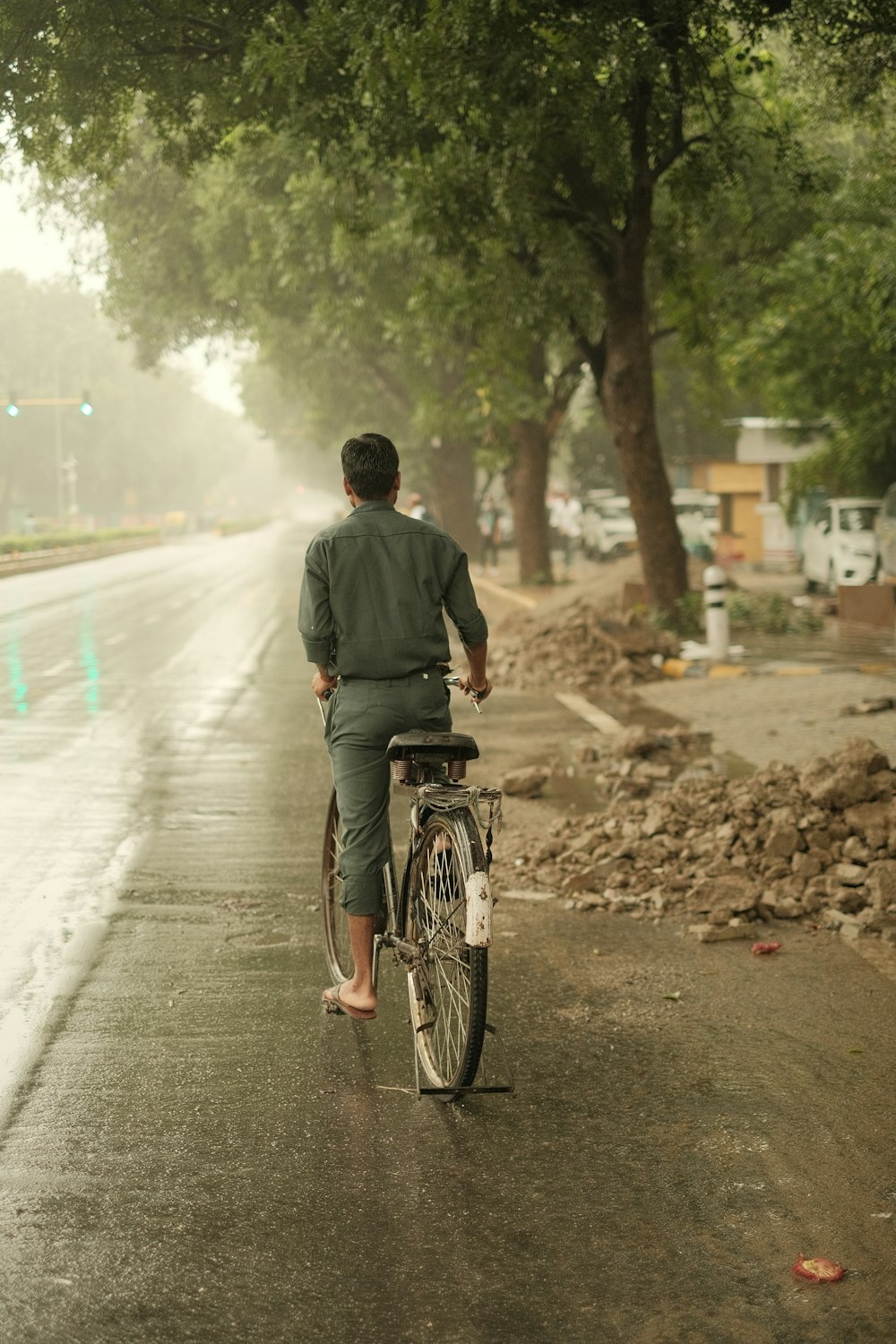 Un homme à vélo dans une rue