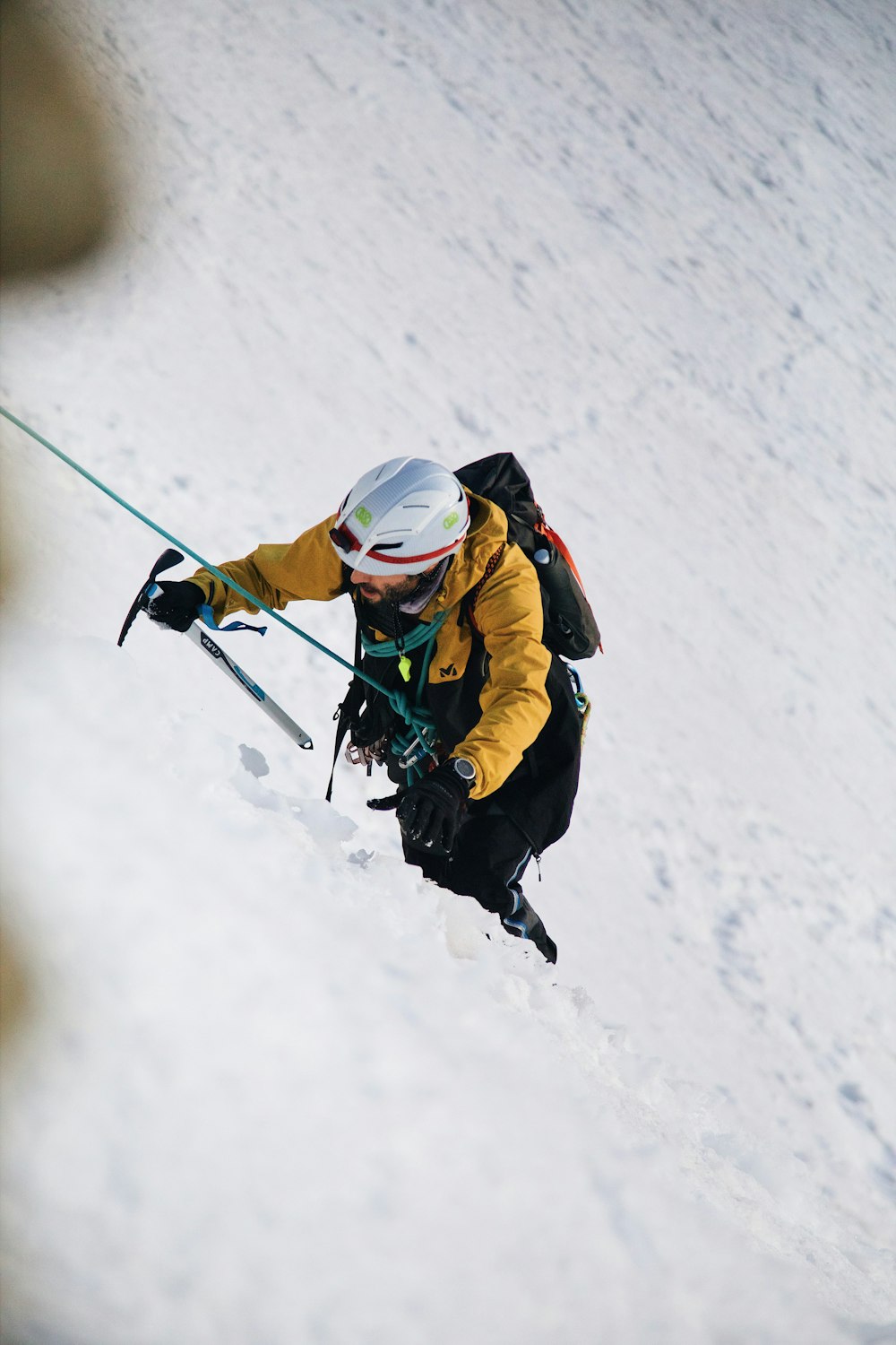 uma pessoa em esquis descendo uma colina nevada
