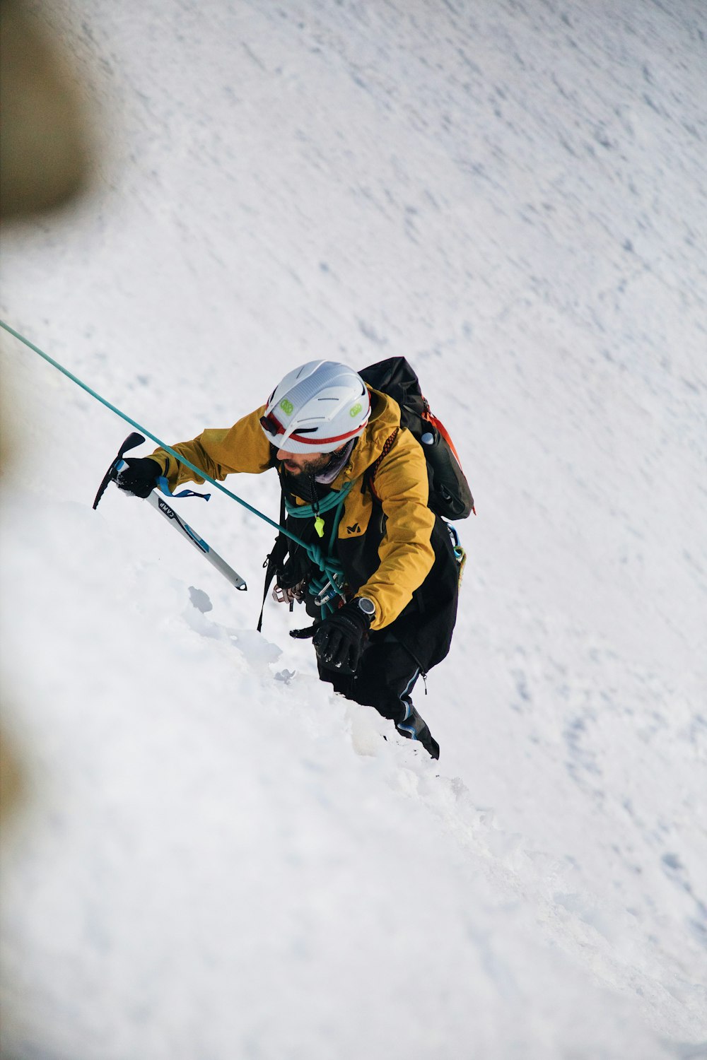 Una persona en esquís bajando una colina nevada