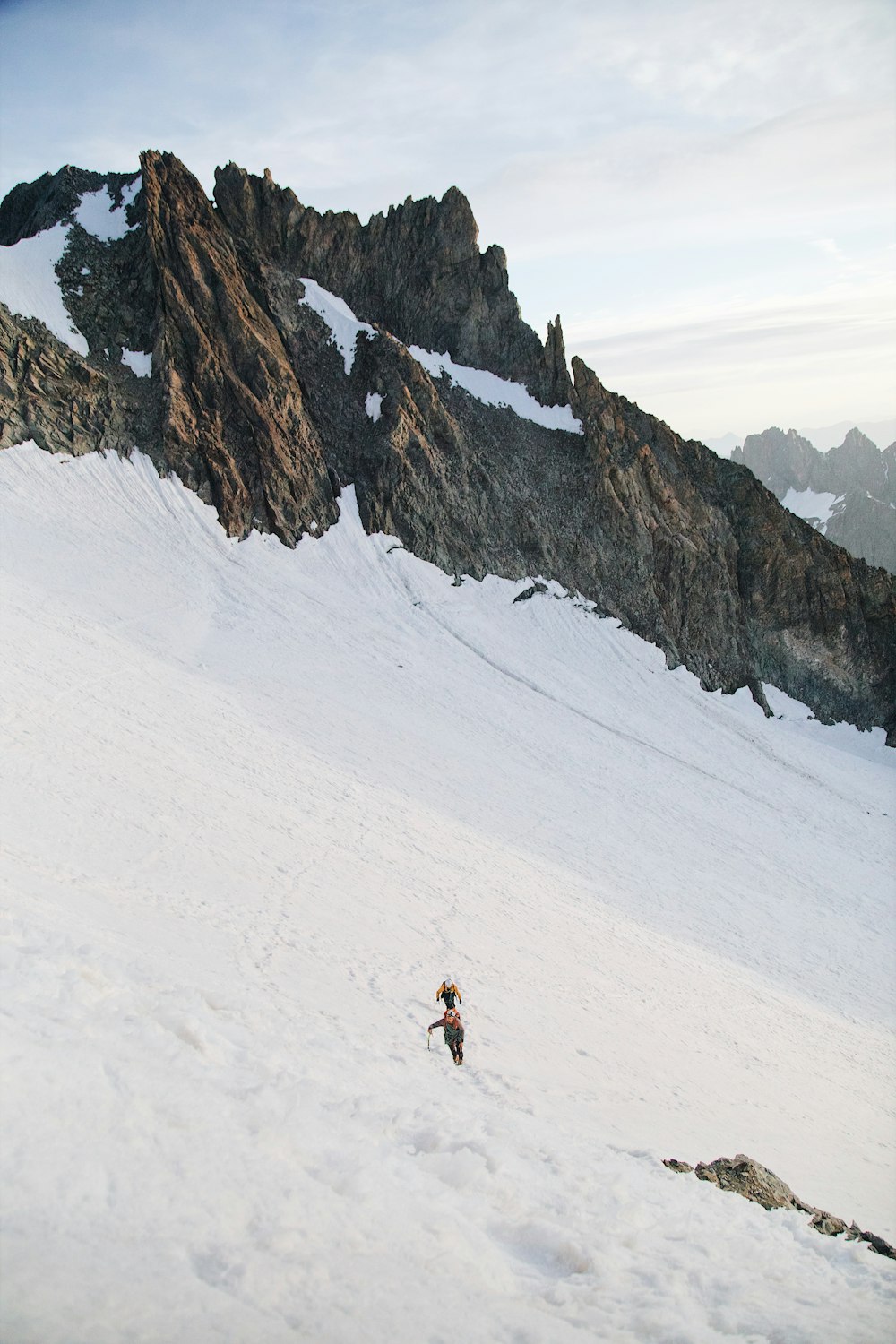 Um homem está esquiando em uma montanha nevada