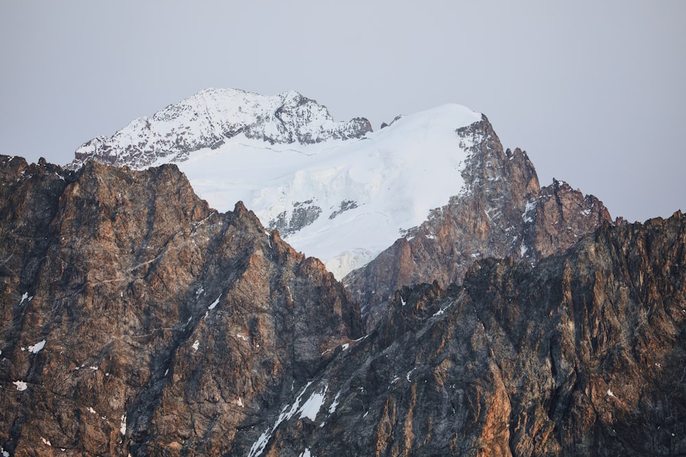 eine schneebedeckte Bergkette mit einem Himmelshintergrund