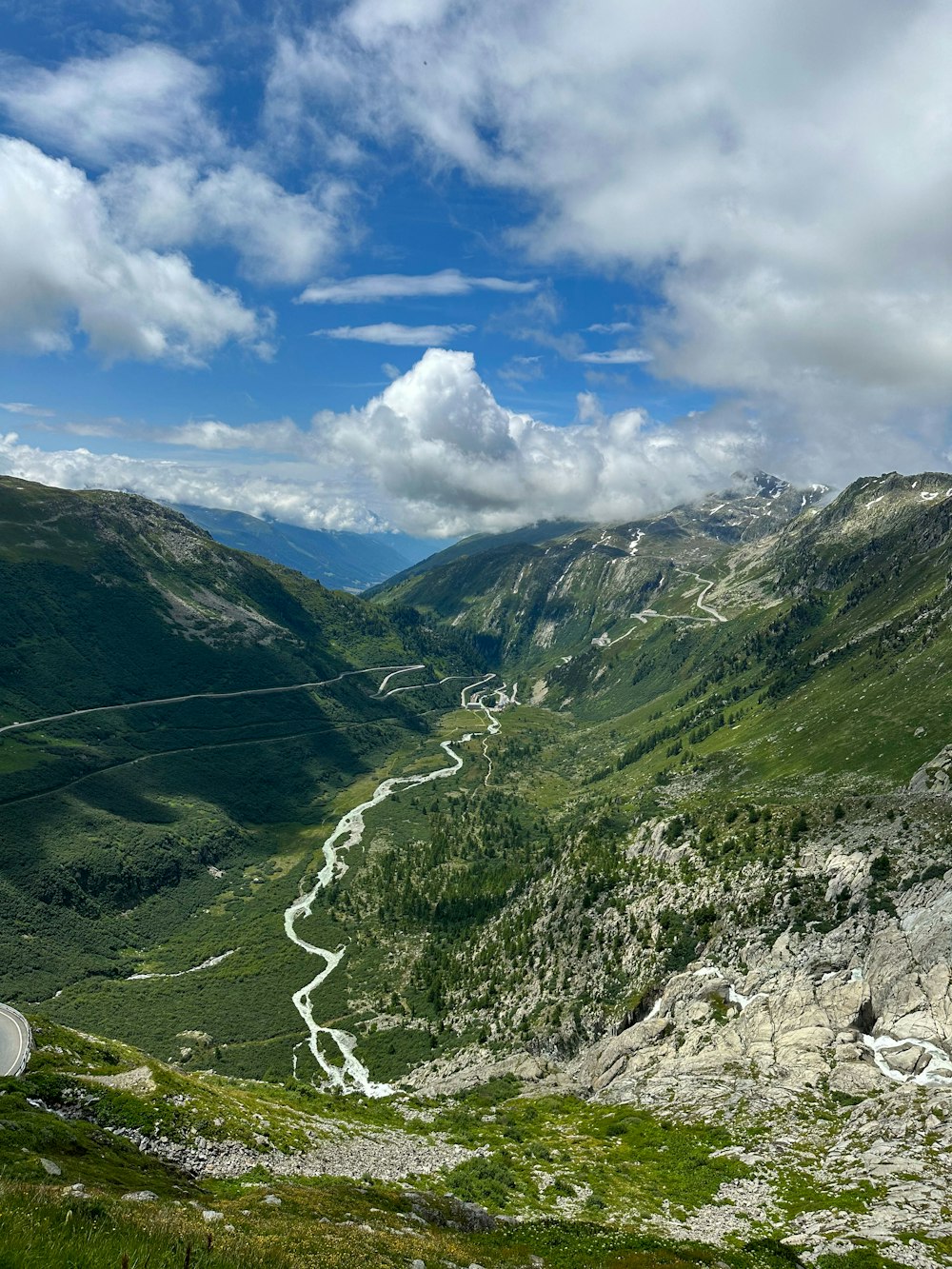 uma vista panorâmica de uma estrada sinuosa nas montanhas