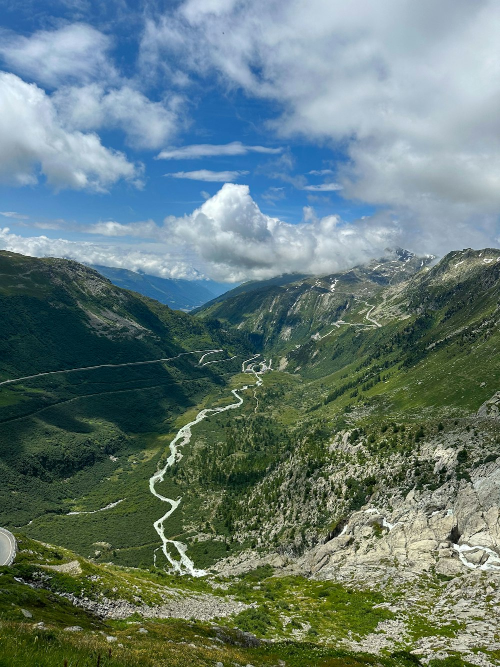 une vue panoramique d’une route sinueuse dans les montagnes