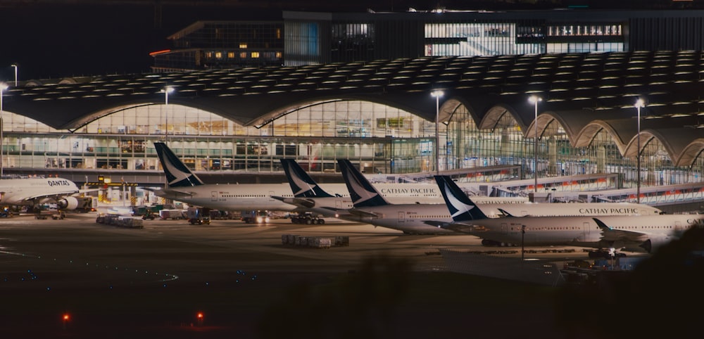 uma fila de aviões estacionados em um aeroporto