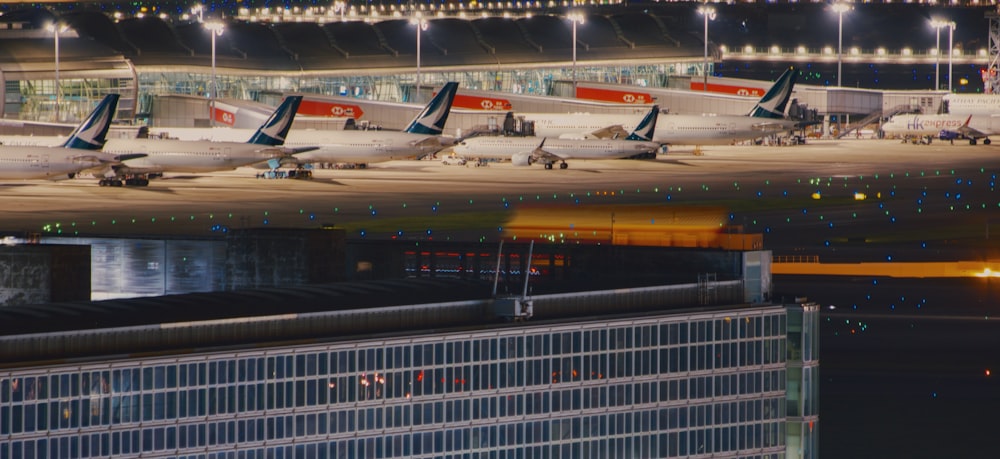 Una fila de aviones estacionados en un aeropuerto