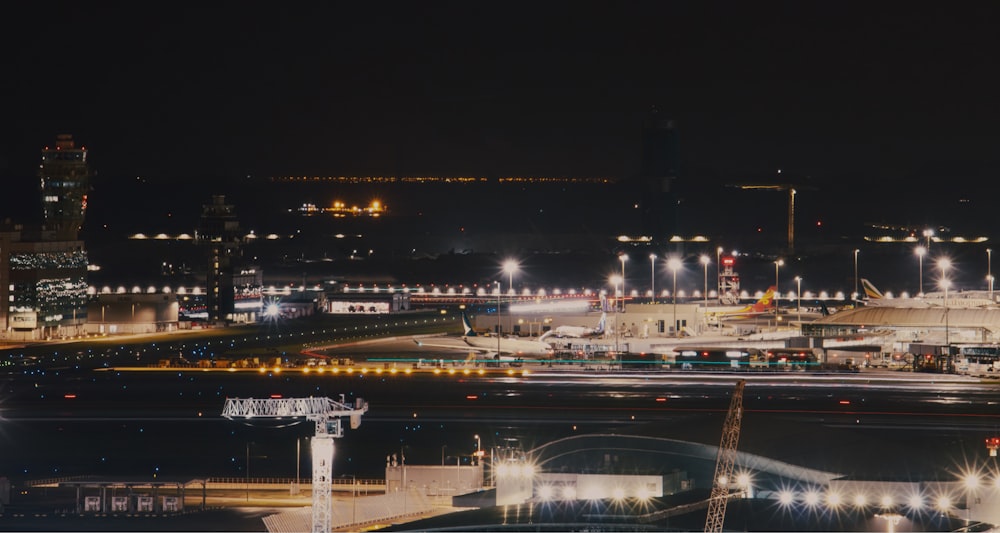 Um aeroporto à noite com luzes na pista