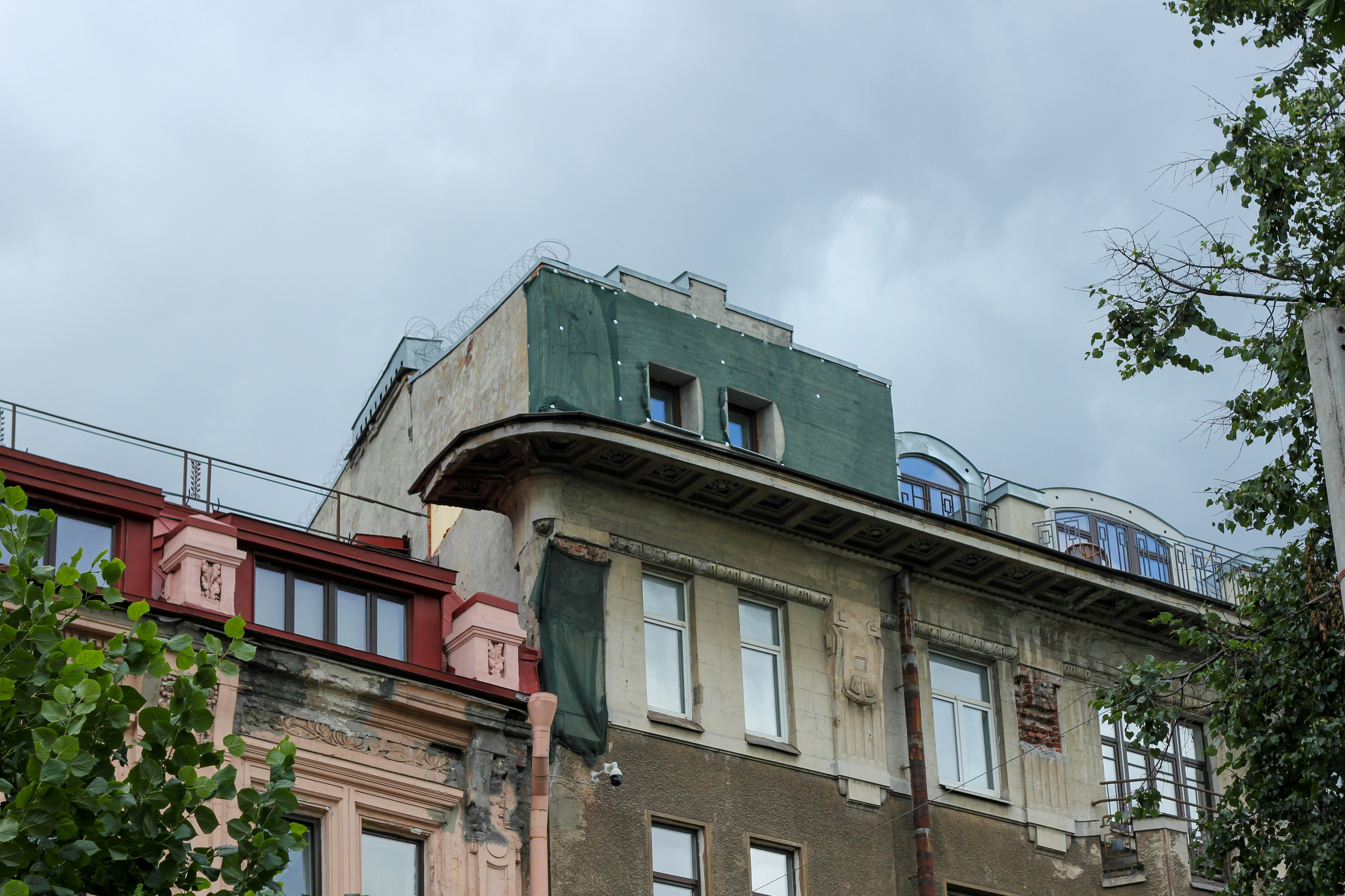 a very tall building with a green roof