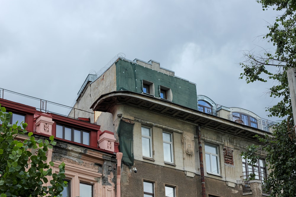 a very tall building with a green roof