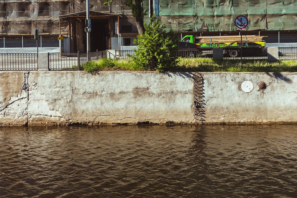 un muro di cemento accanto a uno specchio d'acqua