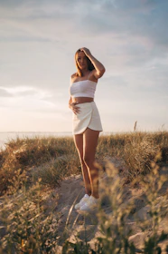 A relaxed beach scene with a model wearing light summer clothes from the Verão collection.