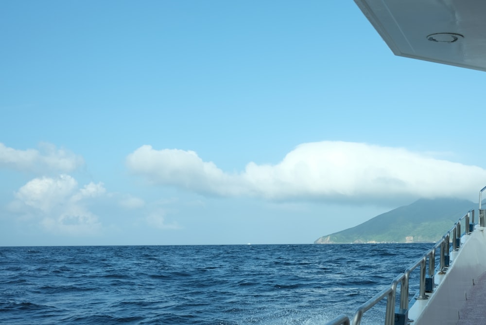 uma vista de um corpo de água de um barco