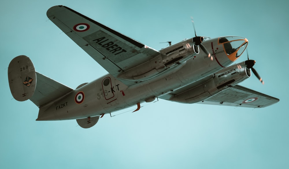 Un avión de combate volando a través de un cielo azul