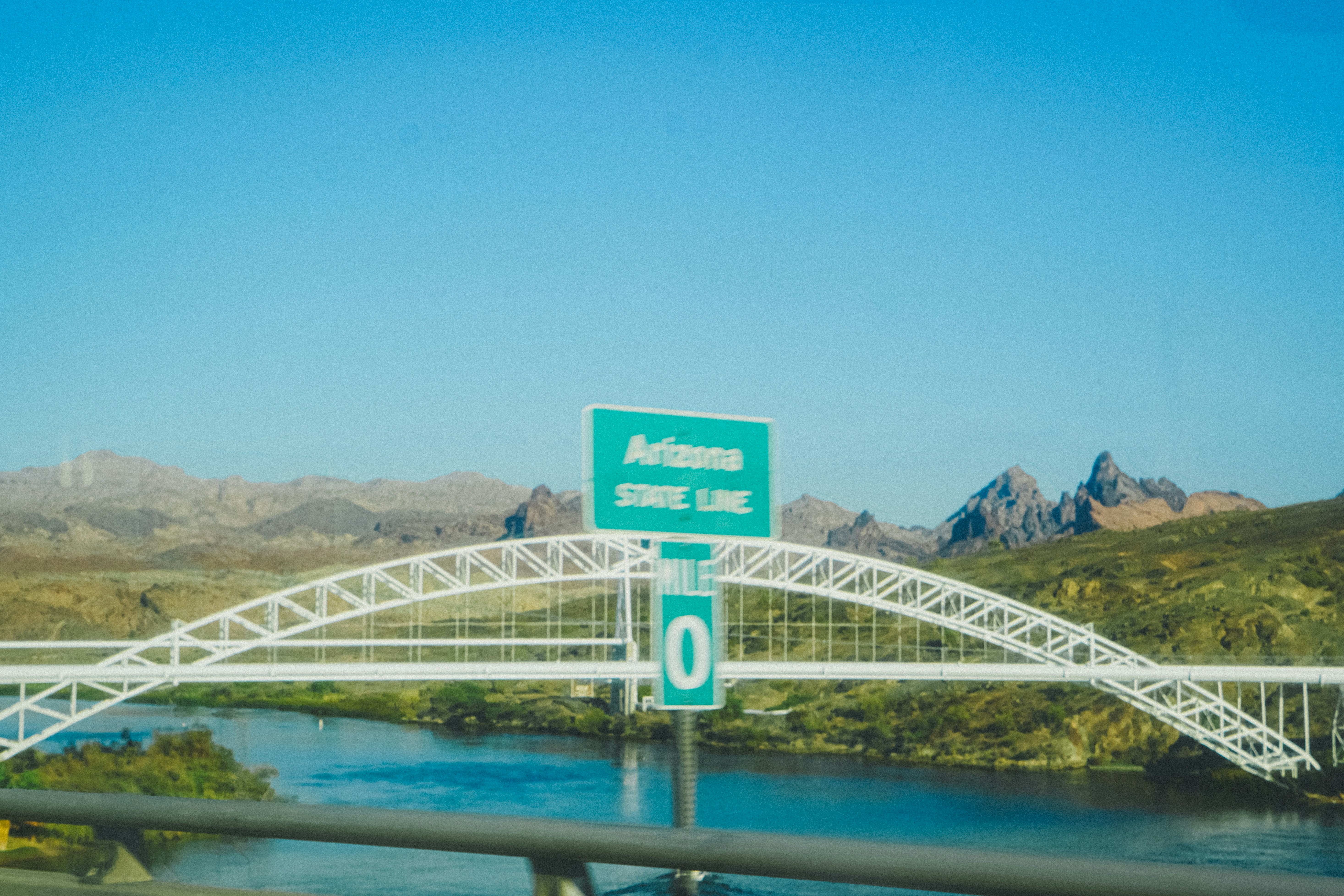 Un ponte su un fiume con le montagne sullo sfondo