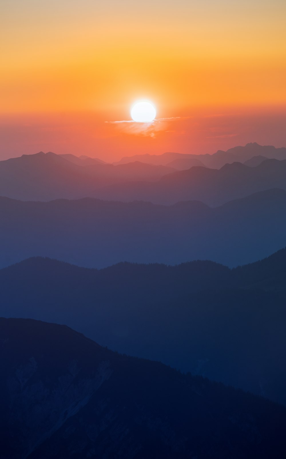 Die Sonne geht über einer Bergkette unter