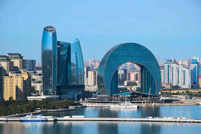 a large body of water with a city in the background Azerbaïdjan