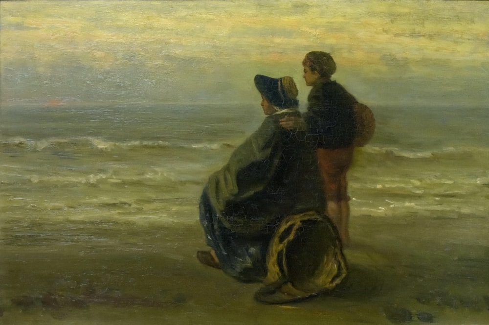 uma pintura de duas pessoas em pé em uma praia