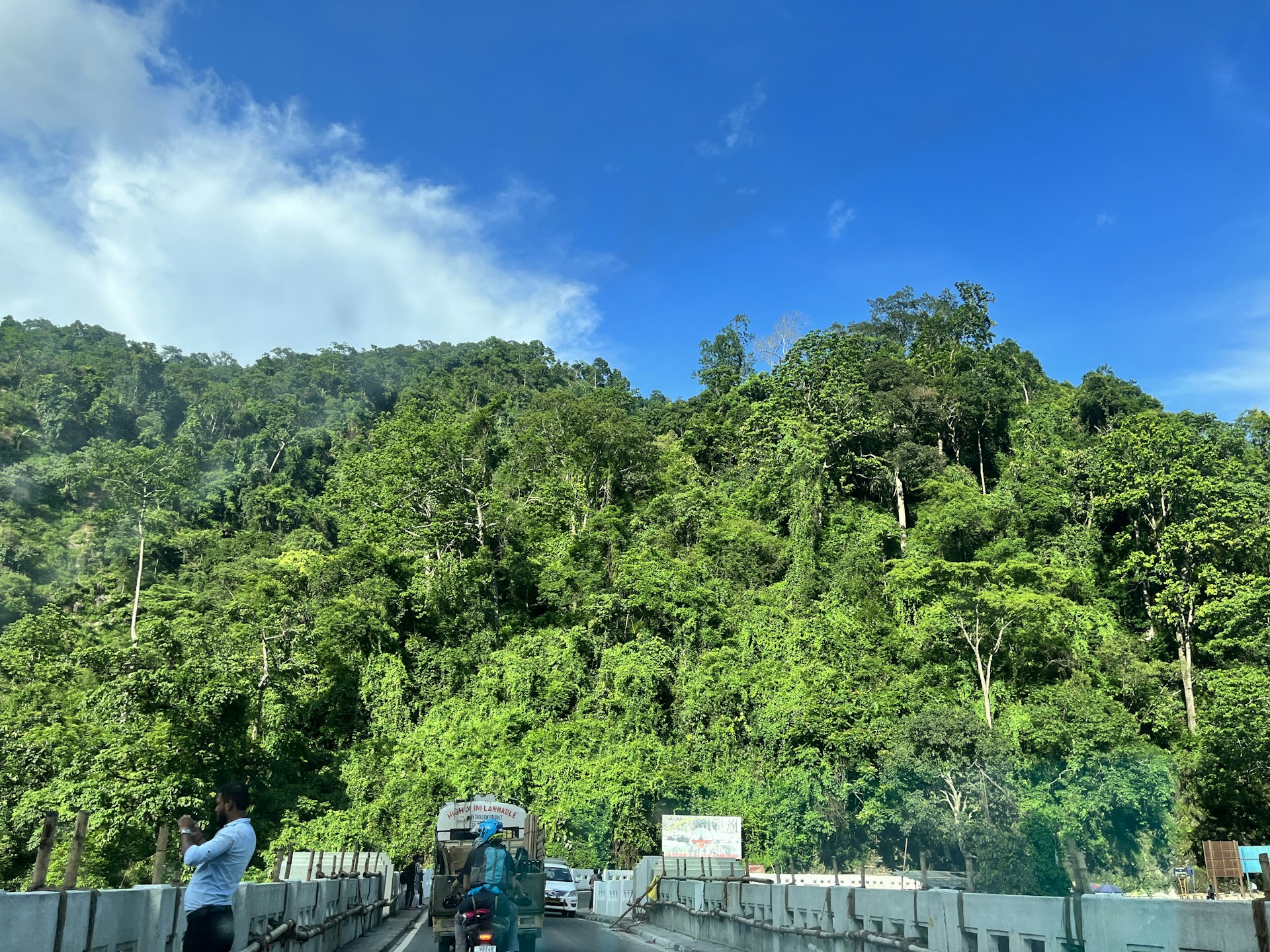 gray computer monitor