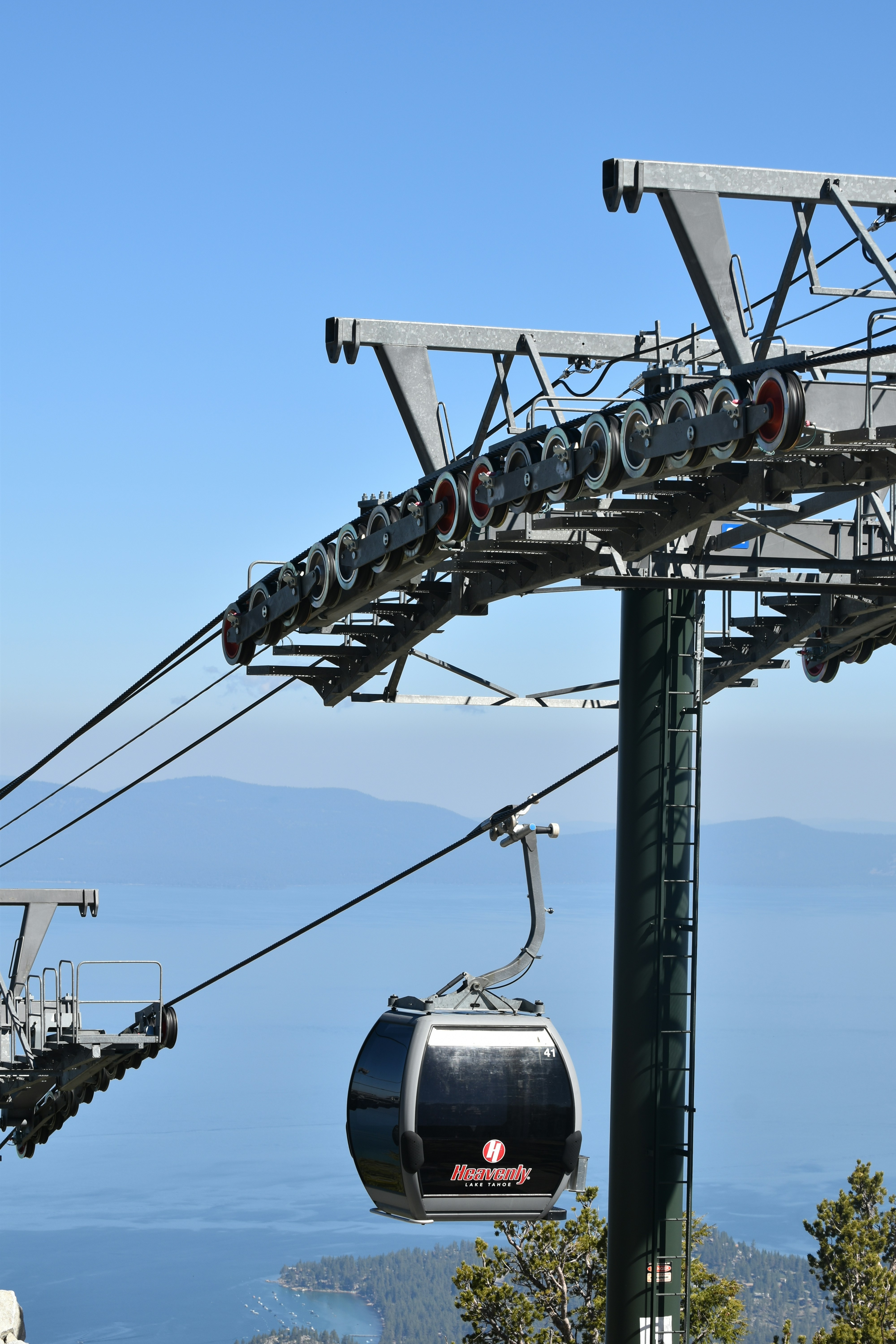 eine Seilbahn, die einen Berg mit Blick auf das Meer hinauffährt