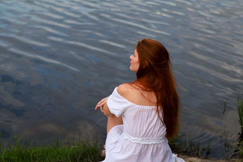 Mujer junto al lago contemplativa