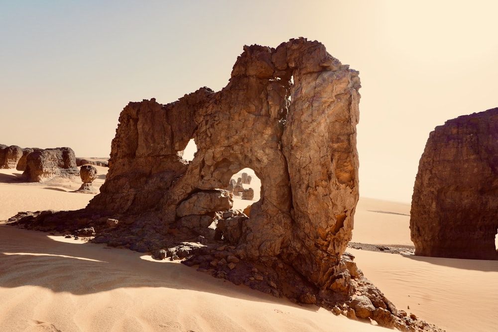 Une formation rocheuse au milieu d’un désert