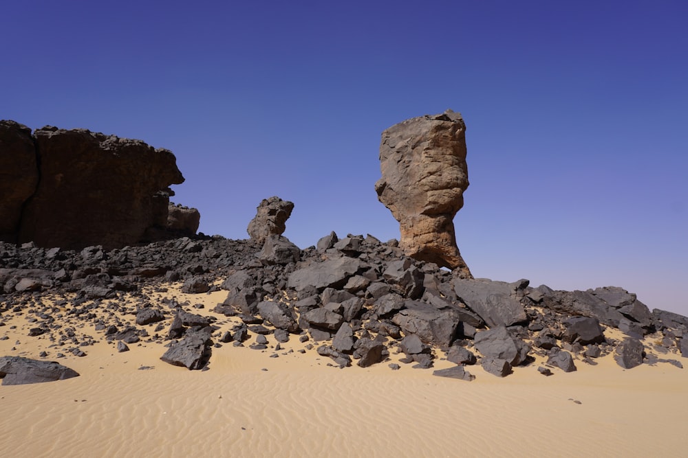 Una formazione rocciosa nel mezzo di un deserto