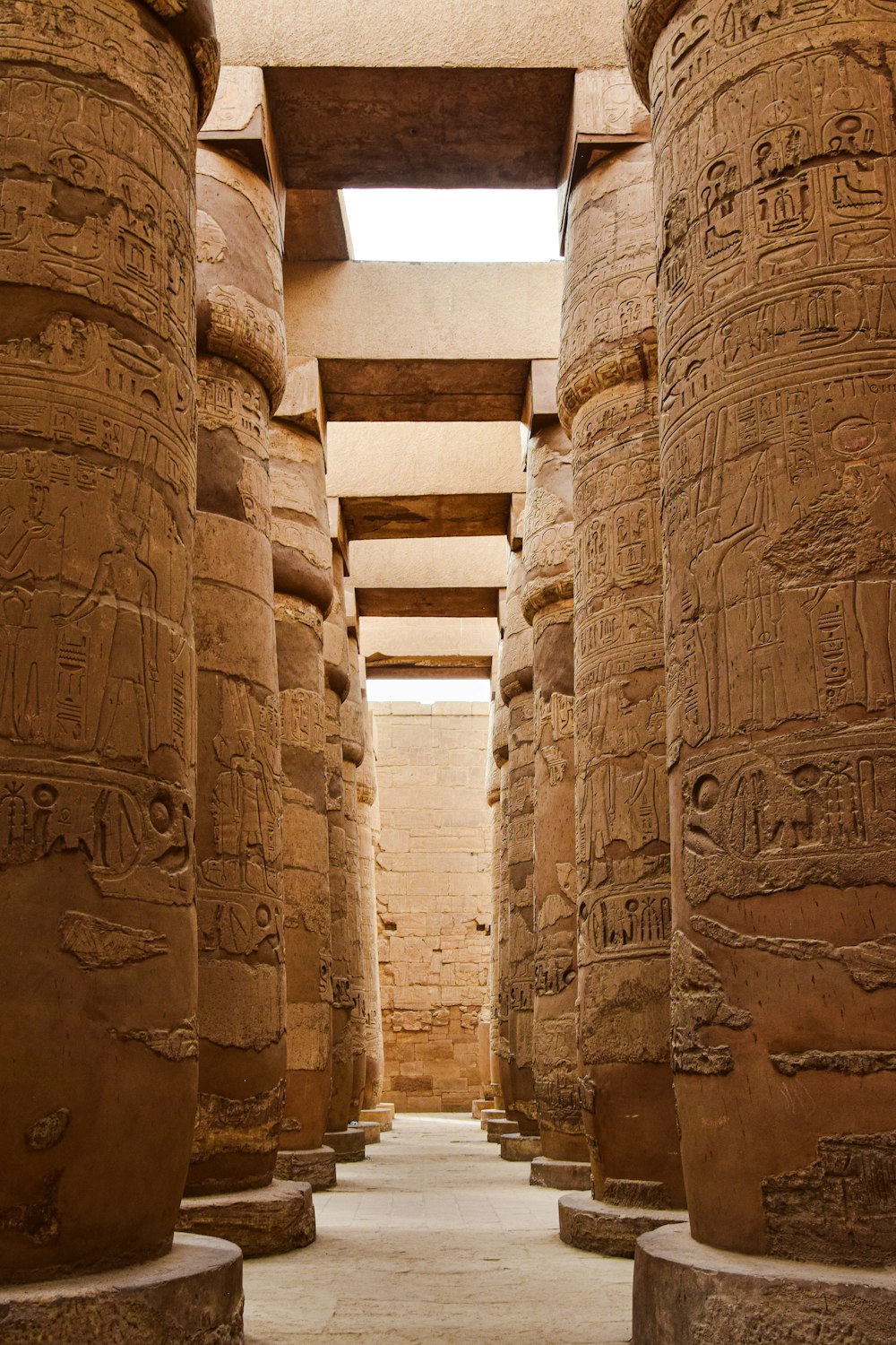 O interior de um templo egípcio com colunas