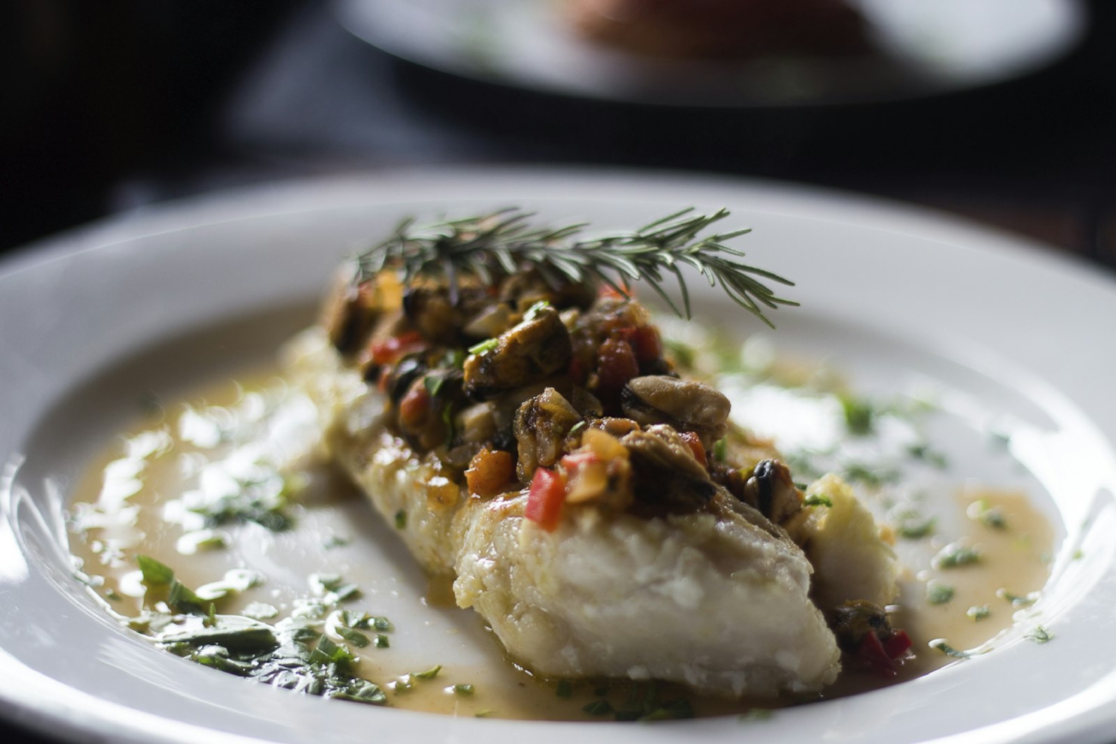 Rask fiskemiddag med stekt hvit fiskefilet servert på tallerken