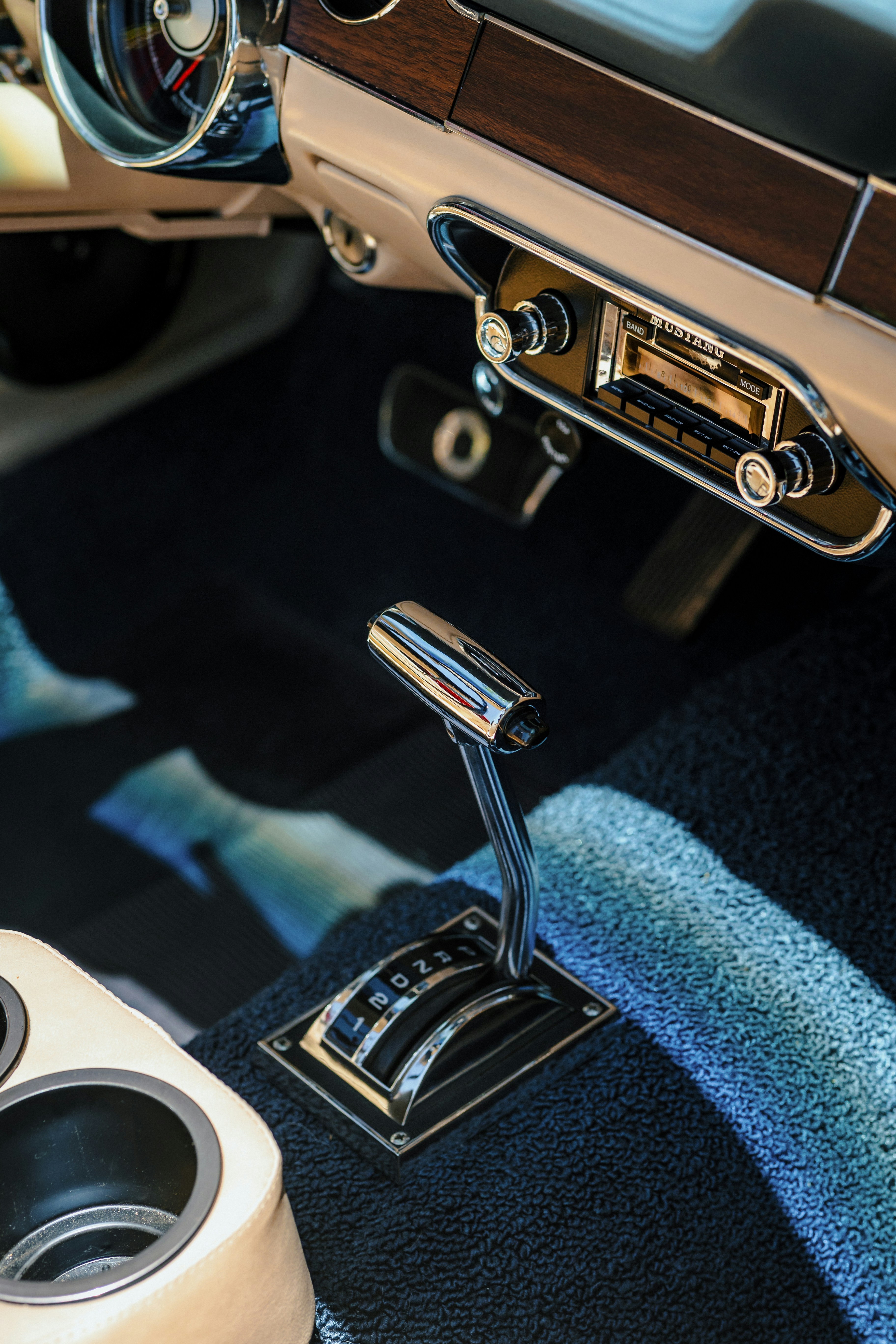 ein Armaturenbrett mit Radio und Lautsprechern