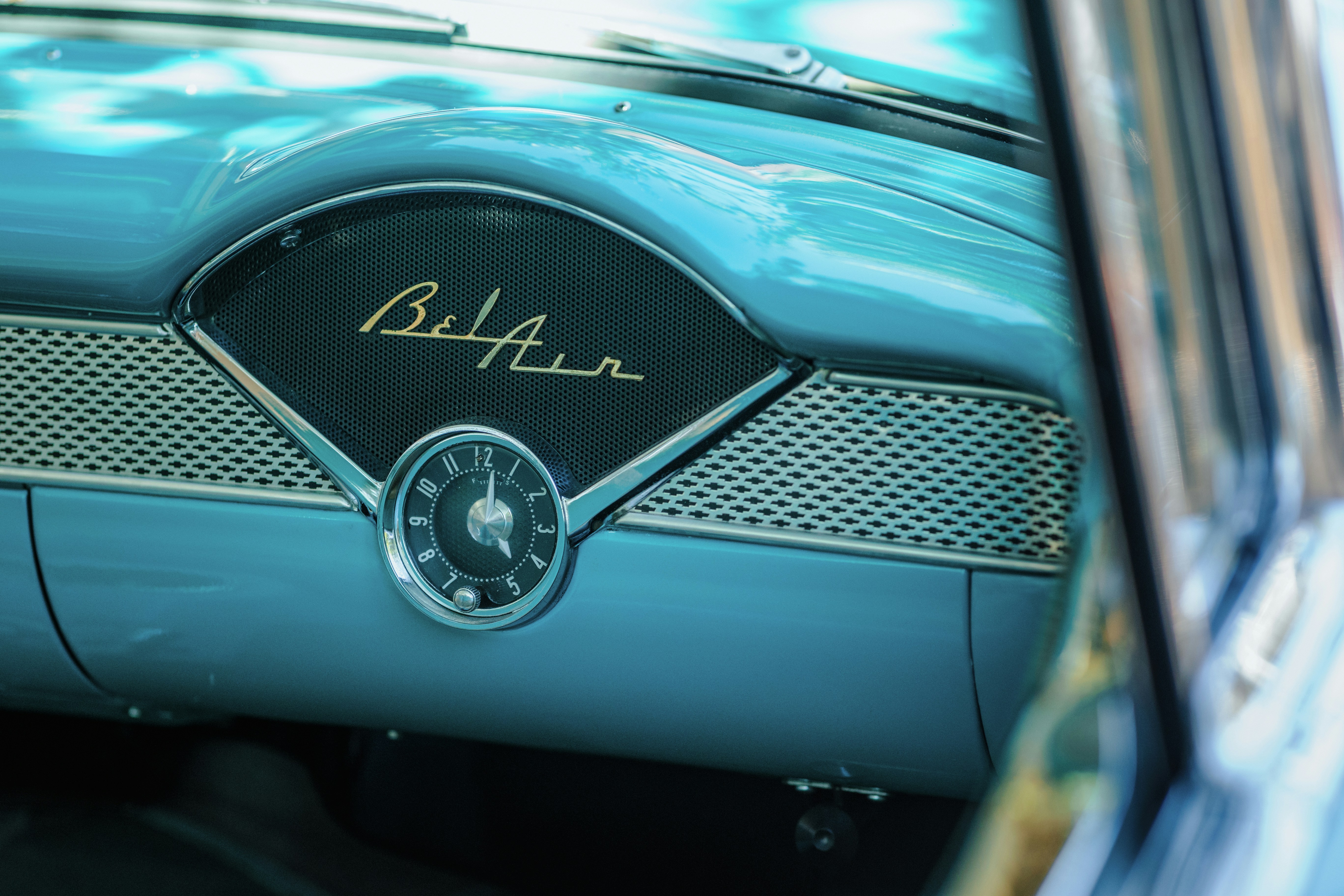 Gros plan d’une voiture bleue avec une horloge