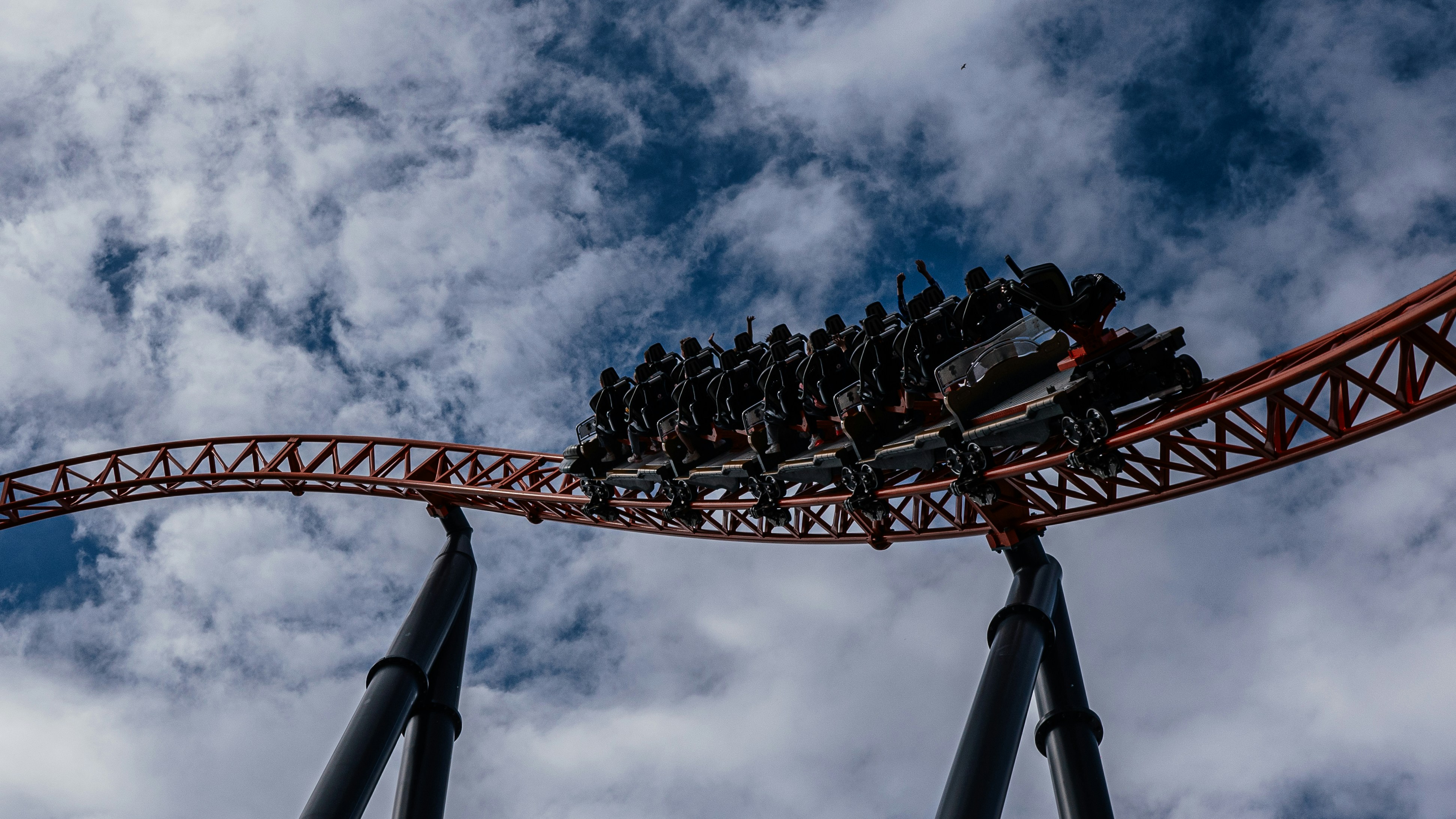 Foto Una montaña rusa en medio de un cielo nublado Imagen Gold coast