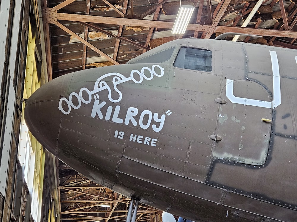 Un vieil avion militaire est dans un hangar