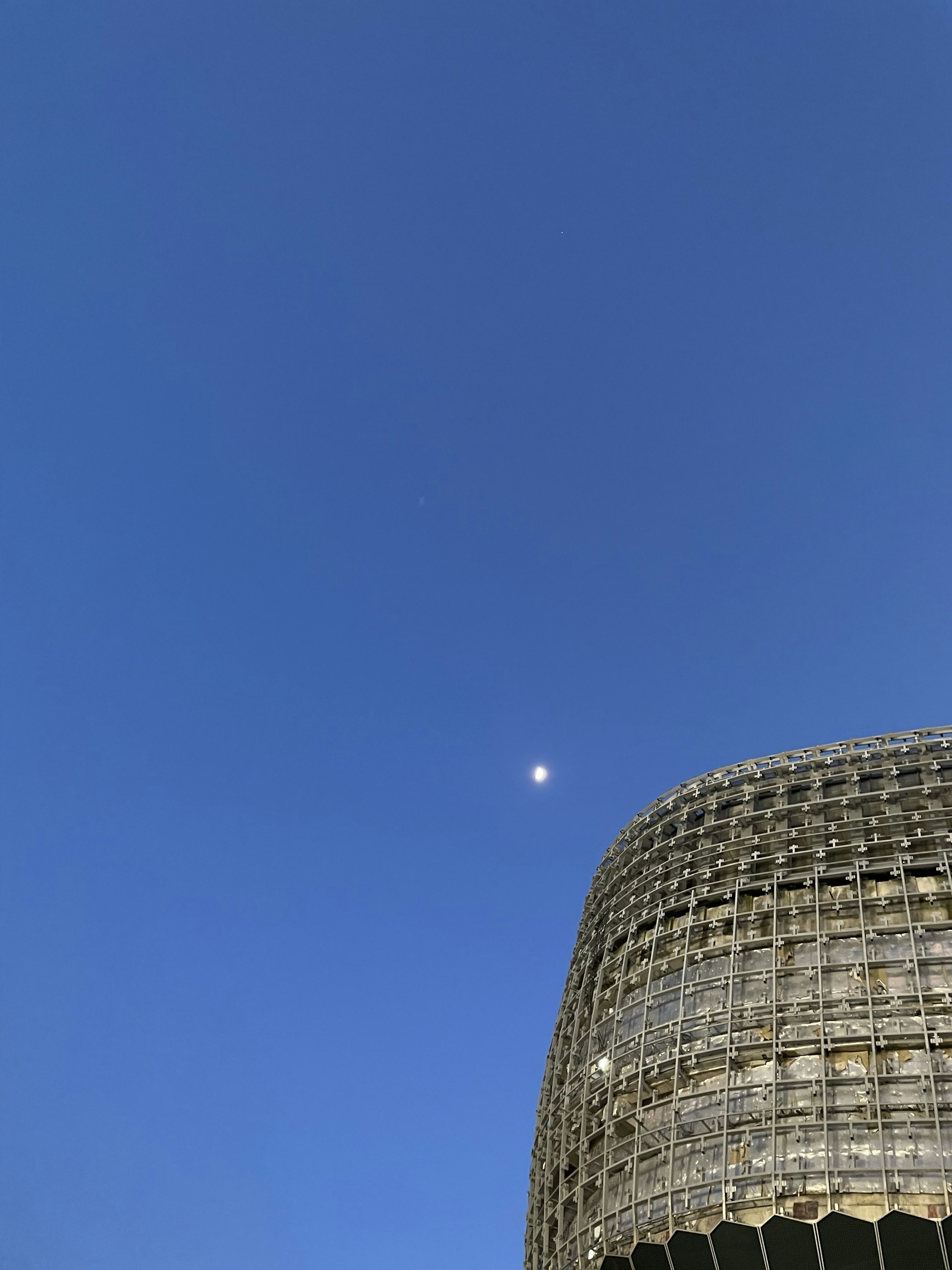 gray computer monitor