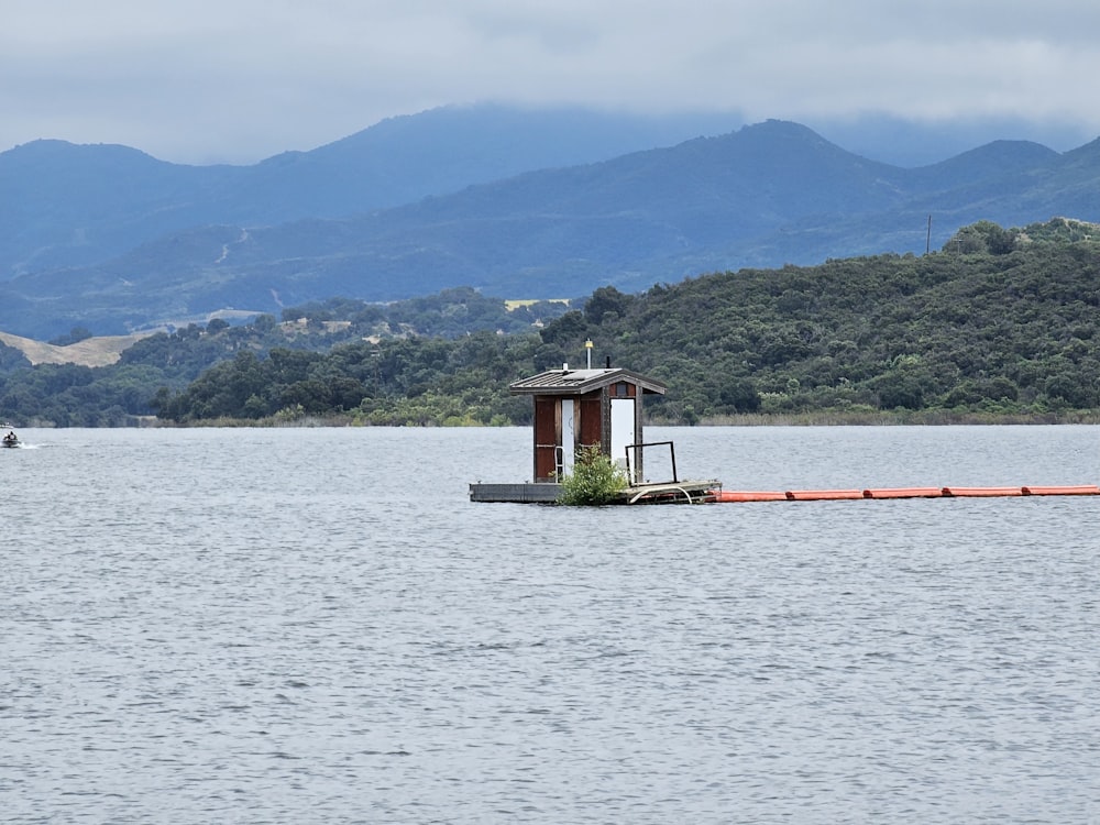 Una pequeña casa de botes en medio de un lago