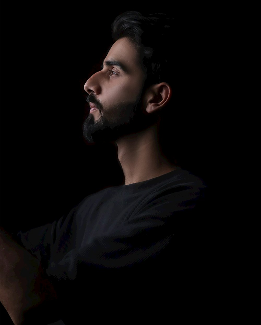 a man holding a cell phone in his hand