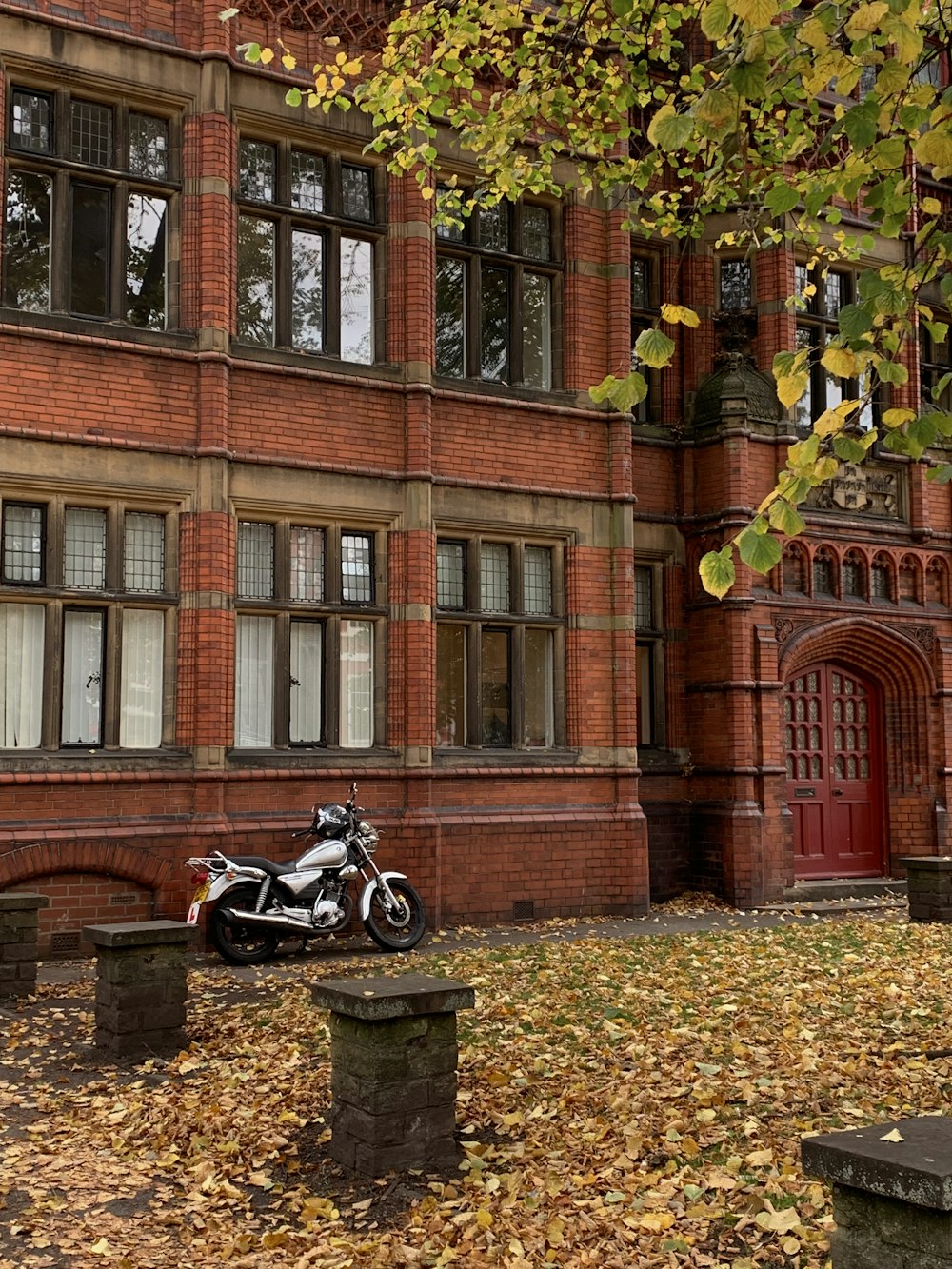 a motorcycle is parked in front of a building
