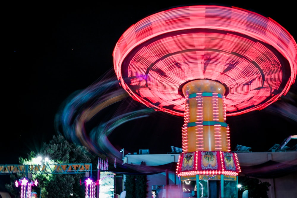 Eine Karnevalsfahrt in der Nacht mit verschwommenem Hintergrund