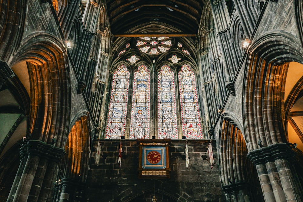 El interior de una catedral con vidrieras