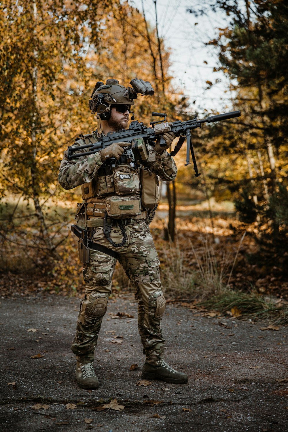 A person in camouflage holding a gun in the woods photo – Free Military  Image on Unsplash