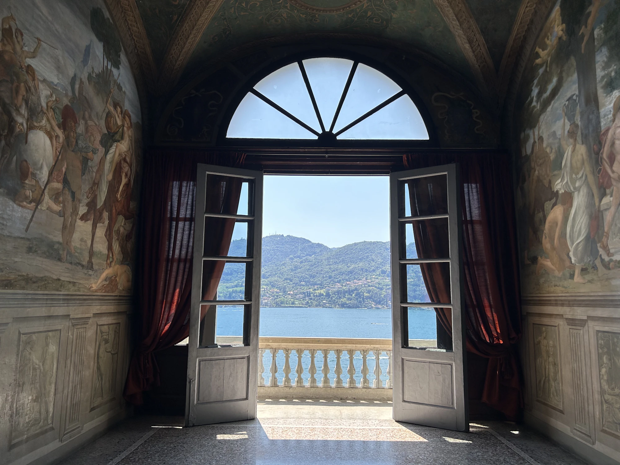 Casa italiana con apertura sul lago, legno restaurato