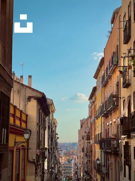 Una stretta strada della città fiancheggiata da edifici alti foto