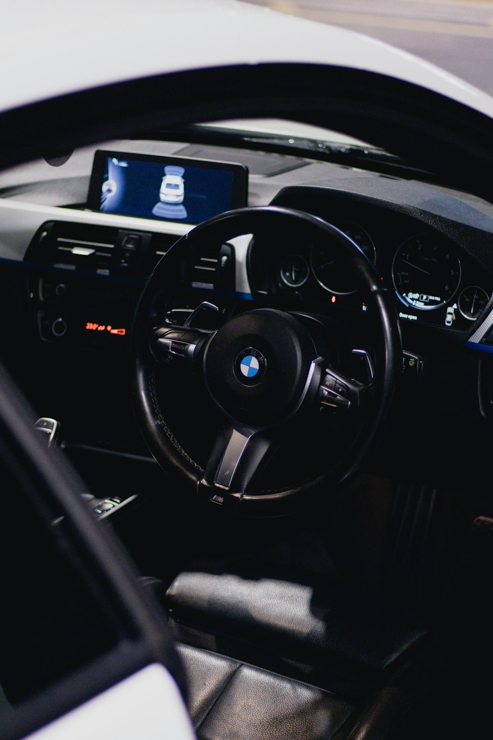 Foto zum Thema Der Innenraum eines Autos mit Armaturenbrett und  elektronischem Display – Kostenloses Bild zu BMW Interieur auf Unsplash
