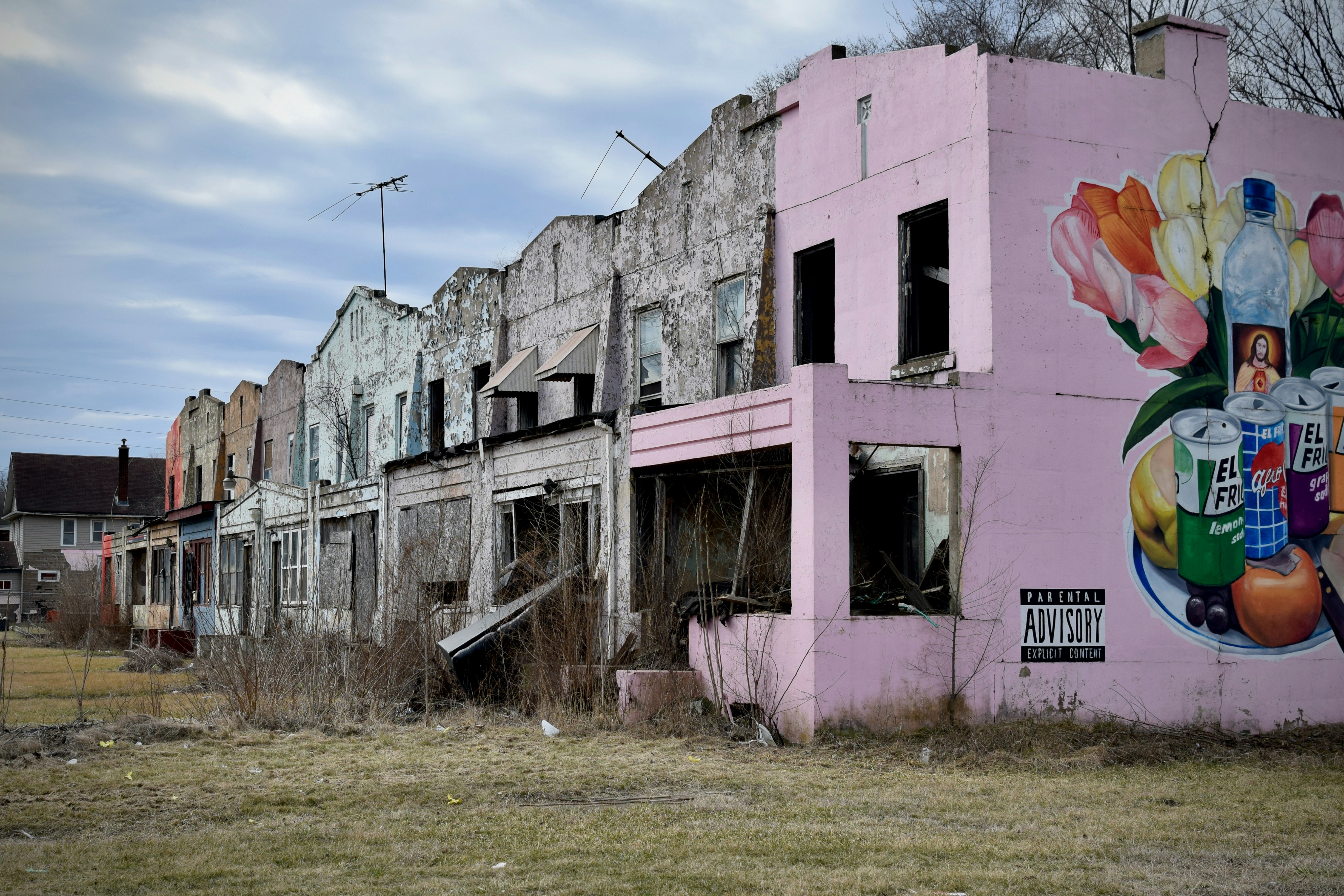 un bâtiment rose avec une peinture murale sur le côté