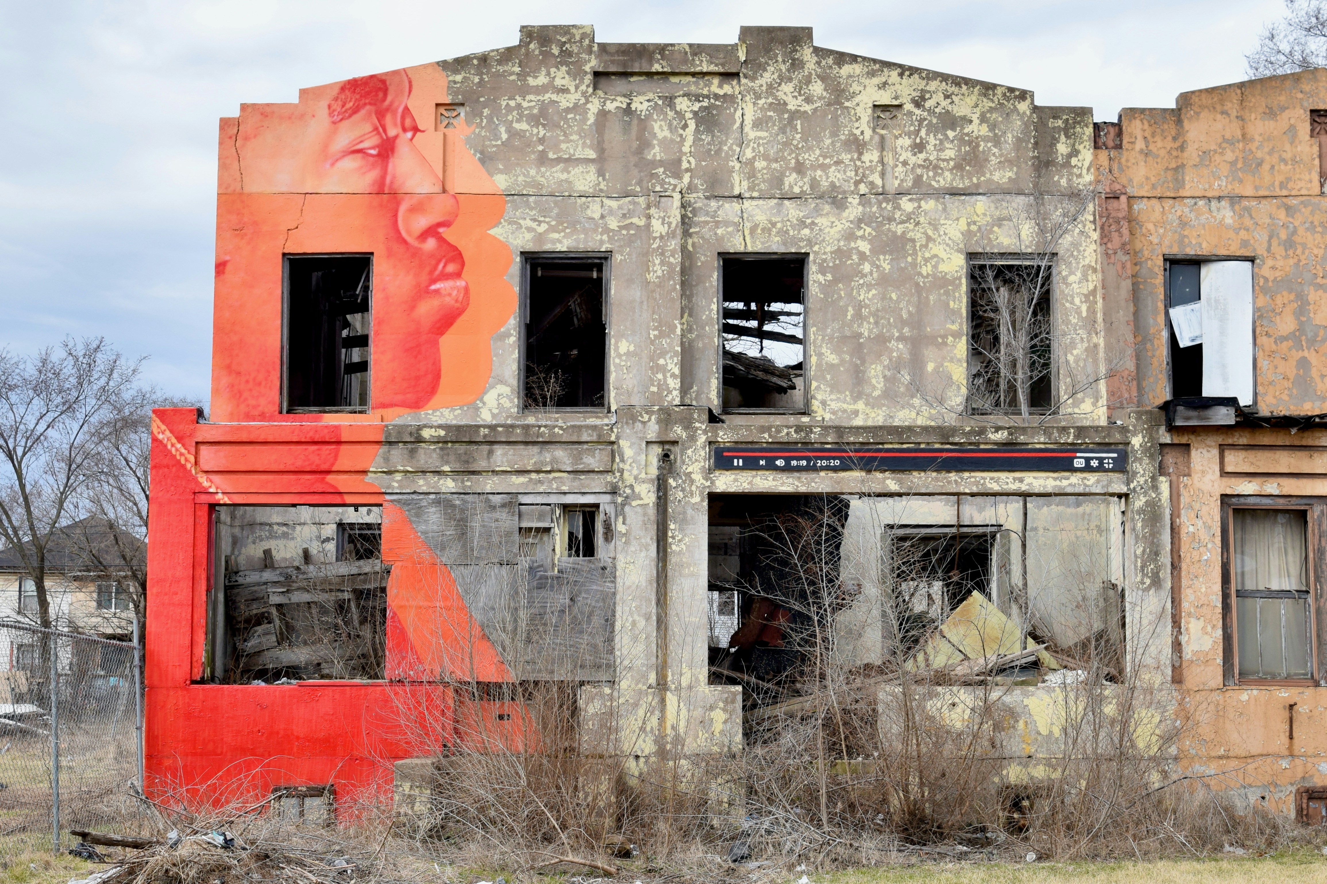 un bâtiment délabré avec des graffitis sur le côté