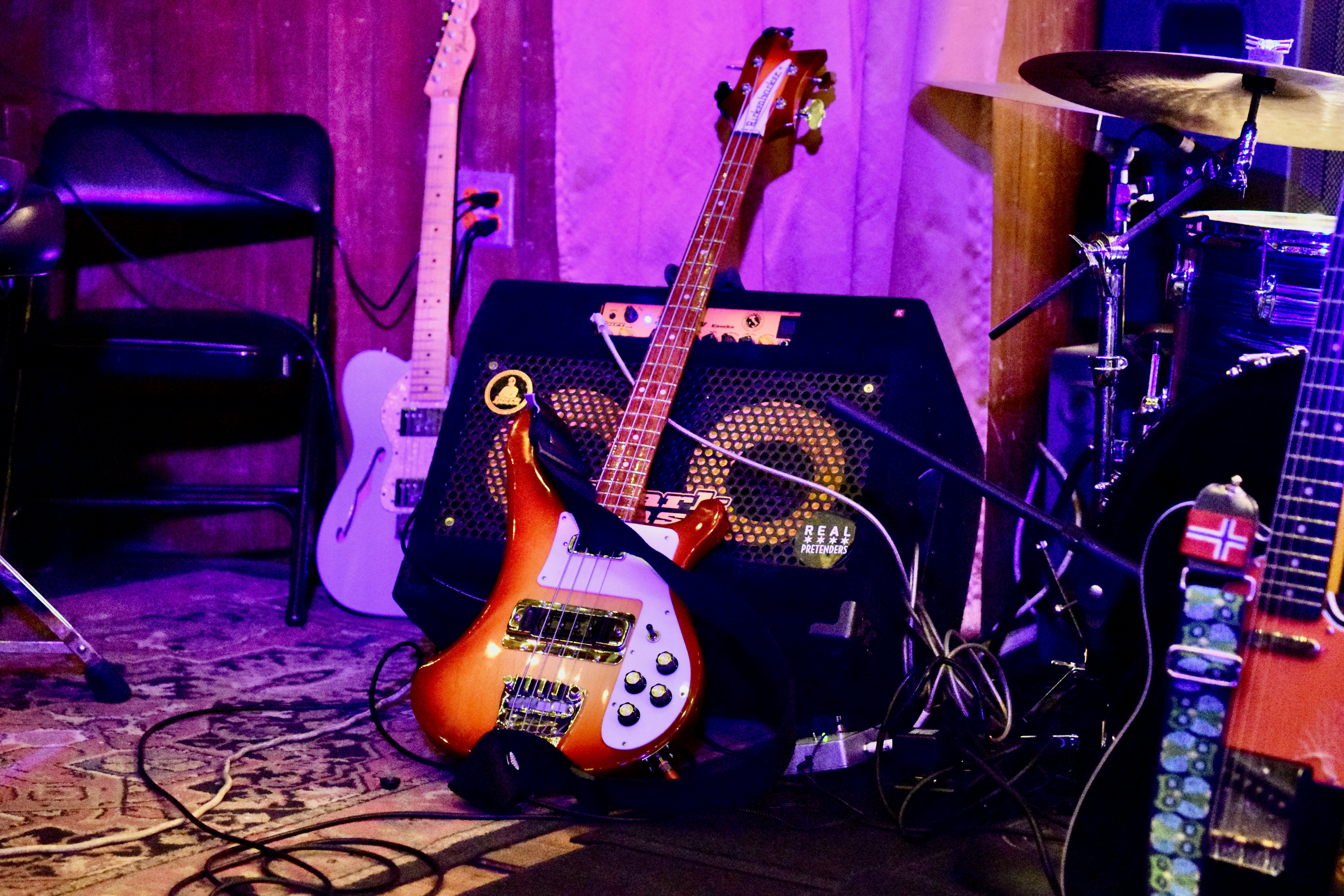 une salle avec guitares et autres équipements musicaux