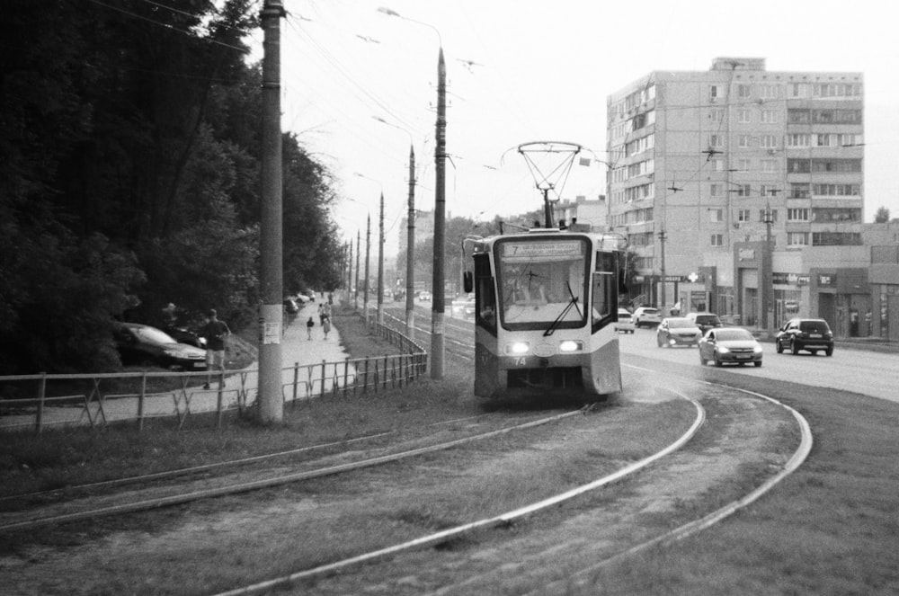 선로를 따라 내려오는 기차의 흑백 사진