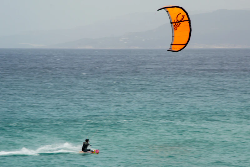 Kitesurf en Tarifa con viento de levante