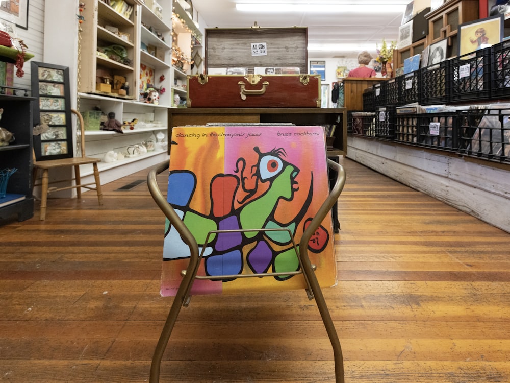 une chaise avec une peinture dessus dans un magasin
