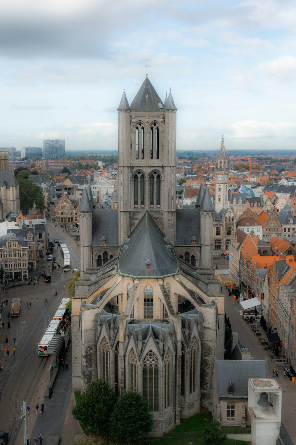 Luftaufnahme einer Kathedrale in einer Stadt