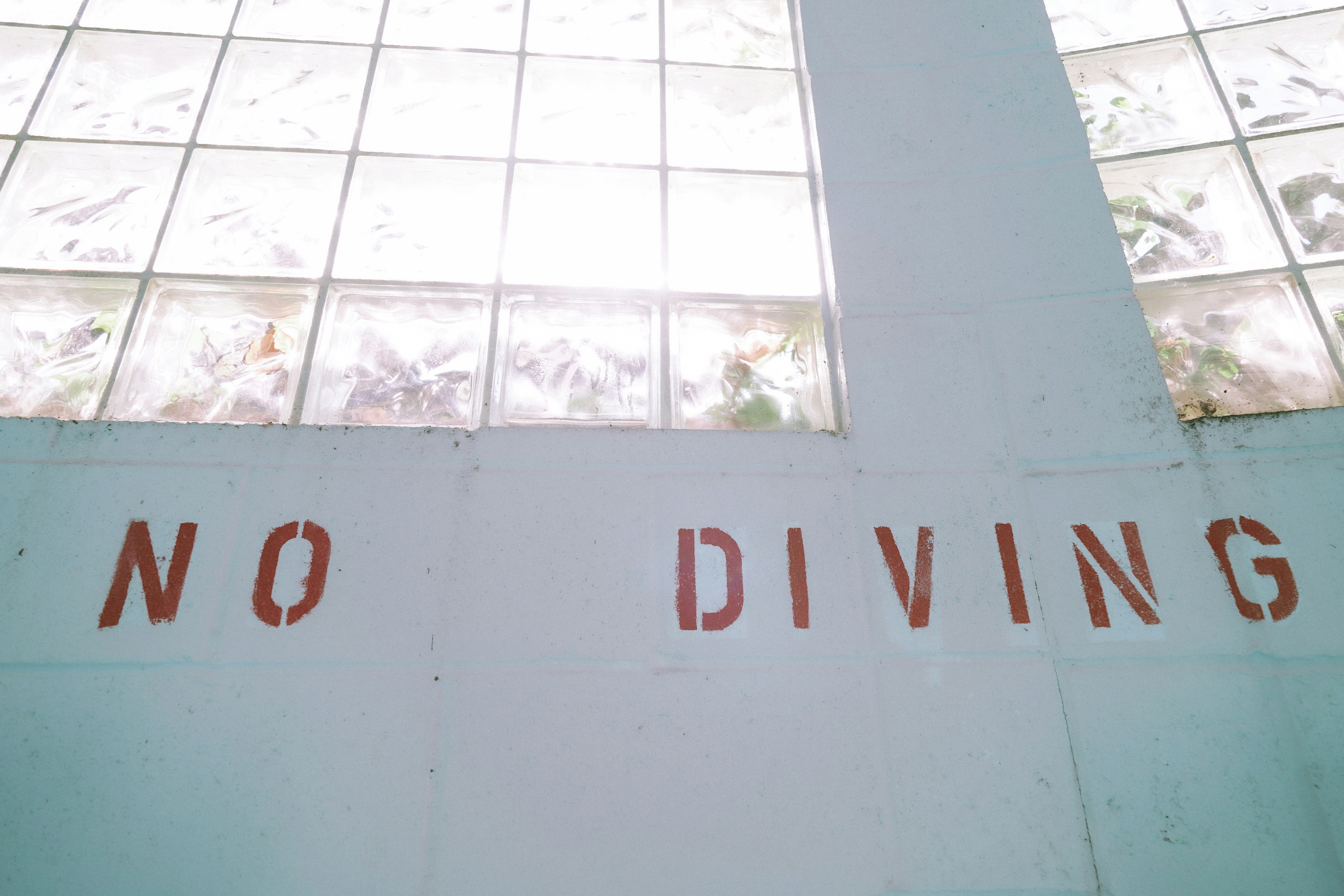 there is a no diving sign on the wall